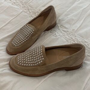 NWT Antonio Melani Studded Leather Loafer. Size 7 Fall slid- on shoe!